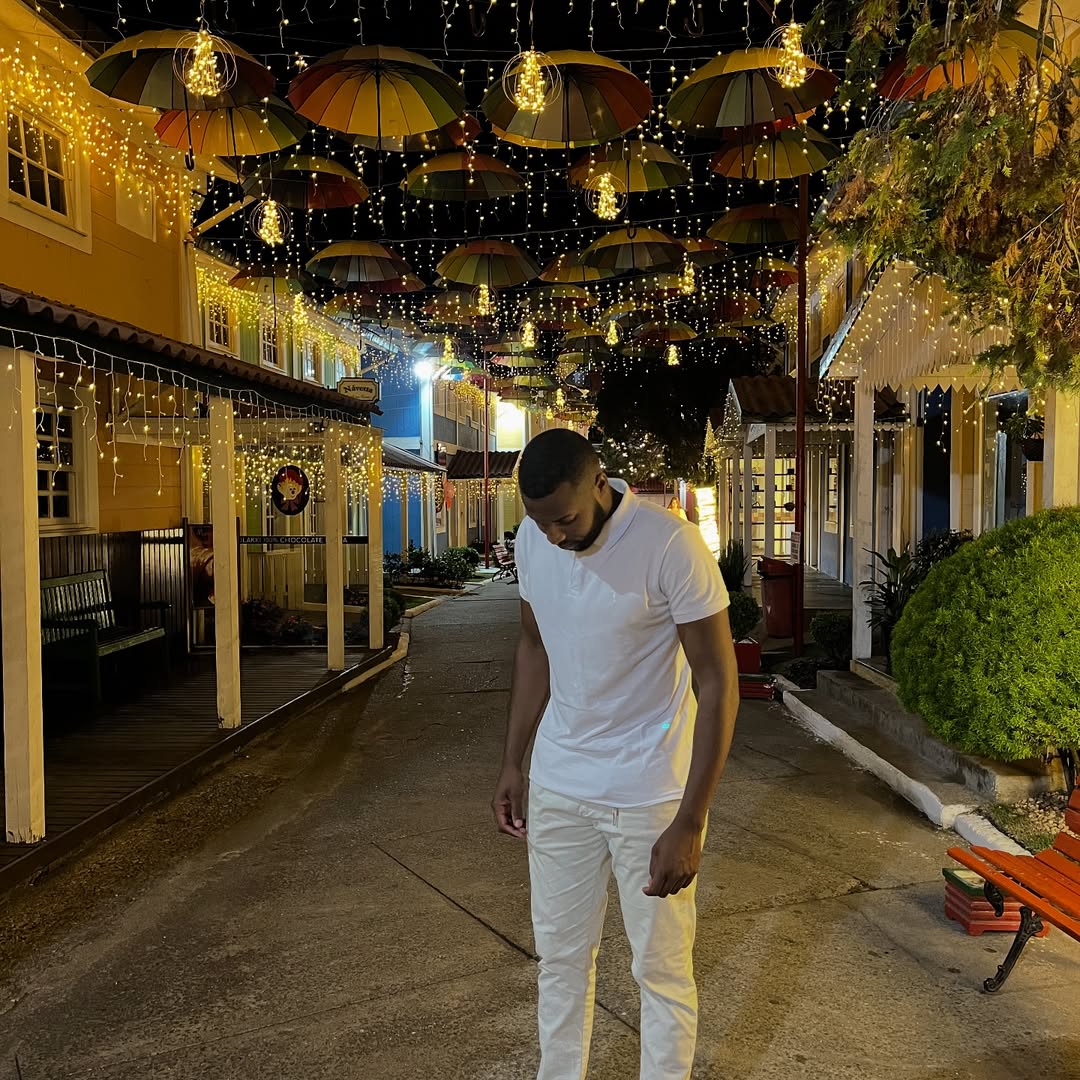 Marcos Vinicius Caro em campanha publicitária premium